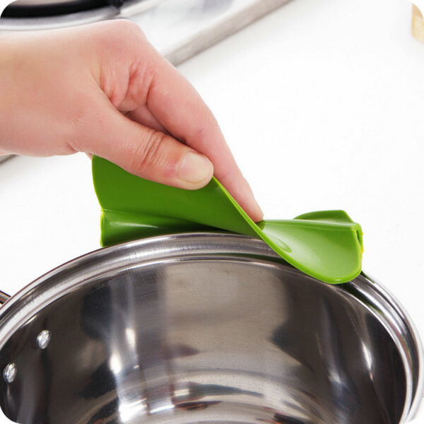 Anti-spill Silicone Spout Funnel for Pots Pans and Bowls - Image 4